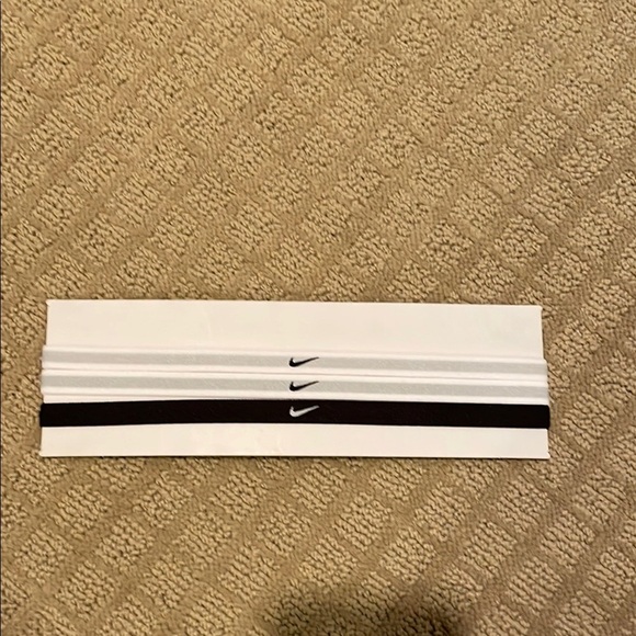 Nike White and Black Headbands - Picture 1 of 2